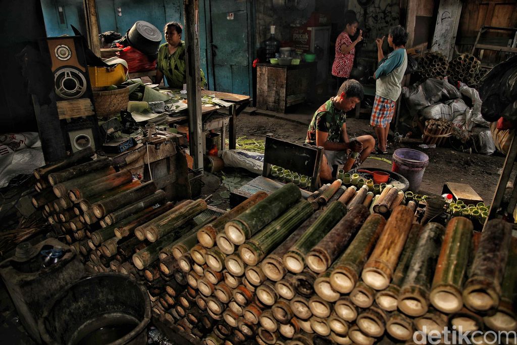 Makanan lemang identik dengan acara-acara dan hari besar termasuk Ramadan dan Lebaran. Yuk kita lihat proses pembuatan lemang.