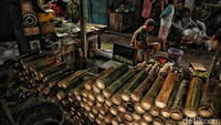 Bahan-bahan tersebut kemudian dimasukan ke dalam cetakan bambu. Bambu untuk pembuatan lemang adalah bambu yang tidak terlalu tua dan muda.