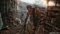 Bambu yang sudah berisi adonan tersebut kemudian dibakar.