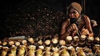 Menurut perajin, permintaan makanan lemang meningkat saat Ramadan, yakni sekitar 200-300 lemang/hari.