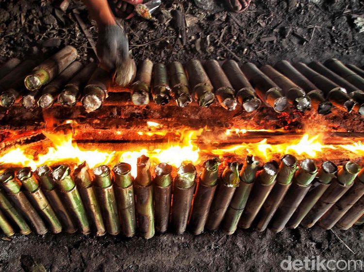 Melihat Proses Pembuatan Lemang, Makanan Khas Ramadan