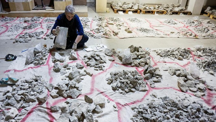 Melihat Restorasi Artefak Kuno di Museum Mosul yang Dihancurkan ISIS Members of a French team, specialized in the restoration of antiquities, restore the antiquities in the Mosul Museum, which were destroyed by the Islamic State militants in Mosul, Iraq, March 11, 2023. REUTERS/Khalid al-Mousily