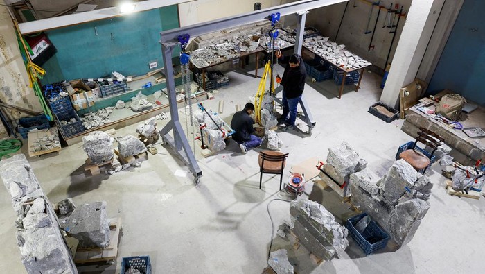 Melihat Restorasi Artefak Kuno di Museum Mosul yang Dihancurkan ISIS Members of a French team, specialized in the restoration of antiquities, restore the antiquities in the Mosul Museum, which were destroyed by the Islamic State militants in Mosul, Iraq, March 11, 2023. REUTERS/Khalid al-Mousily