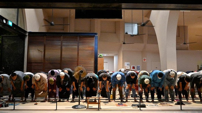 Muslims perform Tarawih prayers at Al-Islah mosque to mark the start of Ramadan in Singapore March 22, 2023. REUTERS/Caroline Chia