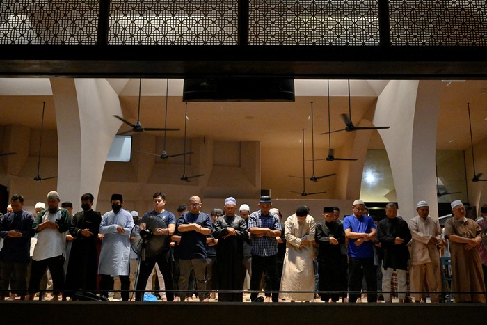 Muslims perform Tarawih prayers at Al-Islah mosque to mark the start of Ramadan in Singapore March 22, 2023. REUTERS/Caroline Chia