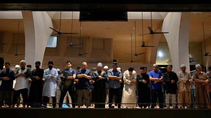 Muslims perform Tarawih prayers at Al-Islah mosque to mark the start of Ramadan in Singapore March 22, 2023. REUTERS/Caroline Chia