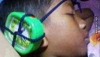 Kalau cara sebelumnya belum ampuh membangunkanmu sahur, mending langsung pasang jam weker di telinga aja, deh. (Foto: 1cak.com)