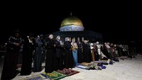 Mereka menghidupkan malam bulan Ramadan dengan banyak beribadah.