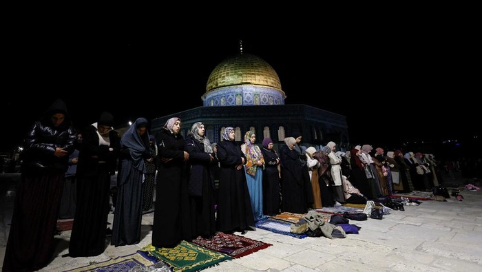 Palestinian worshippers perform the Taraweeh prayers by Al-Aqsa Mosque, with the Dome of the Rock seen in the background, on the compound known to Muslims as the Noble Sanctuary and to Jews as the Temple Mount, at the beginning of the holy fasting month of Ramadan in Jerusalem's Old City March 22, 2023. REUTERS/Ammar Awad