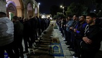 Salat berlangsung khusyuk meski ketegangan antara Palestina dan Israel tengah meningkat.