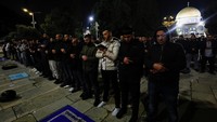Warga salat di Masjid Al-Aqsa dengan membelakangi Dome of the Rock.