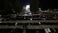 Warga Palestina melakukan salat tarawih pertama Ramadan 2023 di Masjid Al-Aqsa, 22 Maret 2023.