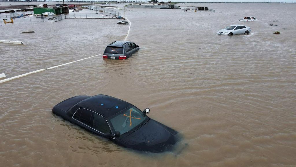Mobil-mobil Ini Jadi Korban Banjir di California