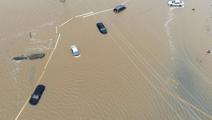 A car sits abandoned on a road as floodwaters from the Tule River inundate the area after days of heavy rain in Corcoran, California, U.S., March 22, 2023.  REUTERS/David Swanson