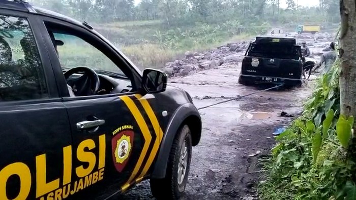 Mobil Nissan Navara yang terjebak banjir lahar Semeru.