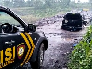 Nyaris Tak Tertolong, Nissan Navara Terjebak Derasnya Banjir Lahar Semeru