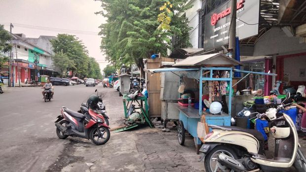 mobil tabrak warung di surabaya