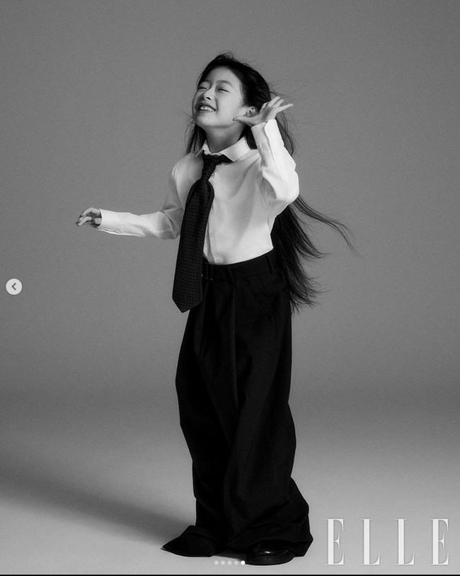 Aktris kelahiran 2014 itu mengawali debut aktingnya sebagai Woo Young Woo kecil dalam drama Korea Extraordinary Attorney Woo. Foto: dok. Instagram @ellekorea
