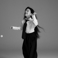 Aktris kelahiran 2014 itu mengawali debut aktingnya sebagai Woo Young Woo kecil dalam drama Korea Extraordinary Attorney Woo. Foto: dok. Instagram @ellekorea