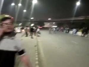Detik-detik Gempa M 6,5 di Pakistan & Afghanistan, Lampu Jalan Bergoyang