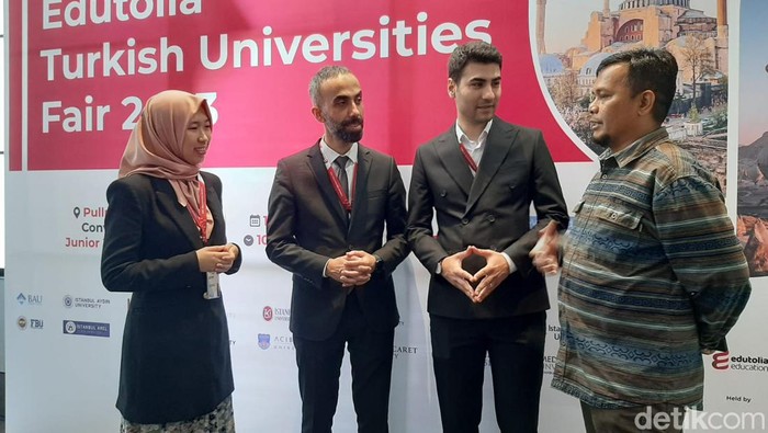 Pameran pendidikan dan perguruan tinggi Turki di Bandung.