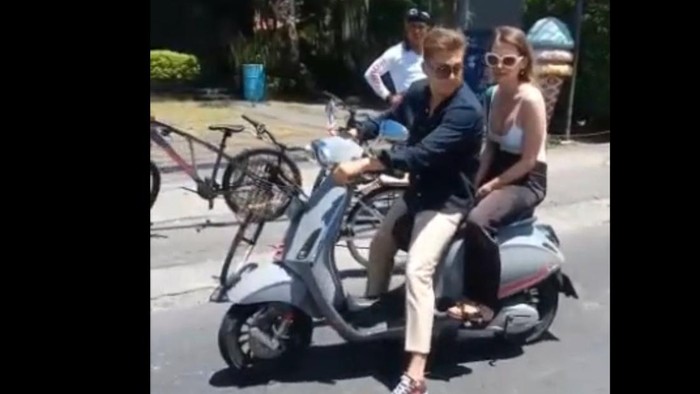 Pasangan bule motoran kepergok pecalang saat Nyepi di Desa Adat Kerobokan, Badung, Bali, Rabu (22/3/2023).
