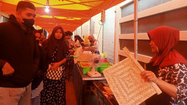 Pedagang di Pasar Ramadan Masjid Raya Baiturrahman Denpasar, Kamis (23/3/2023). Sate susu adalah makanan khas yang ditunggu warga Denpasar.