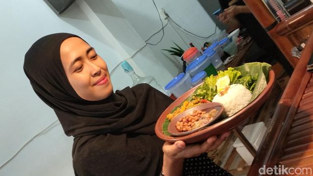 Pedas dan nikmatnya ayam betutu khas Pawon Osing