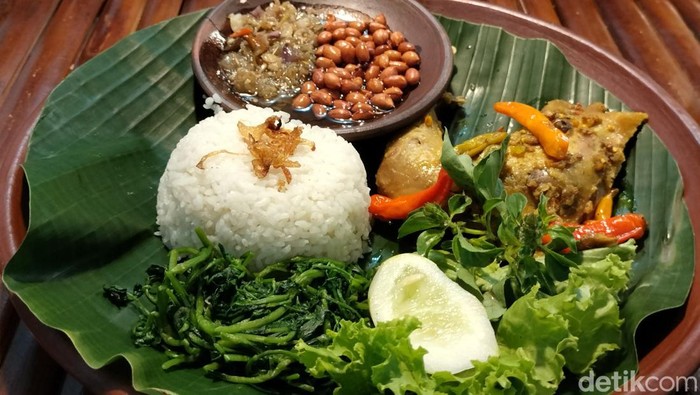 Pedas dan nikmatnya ayam betutu khas Pawon Osing