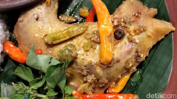 Pedas dan nikmatnya ayam betutu khas Pawon Osing