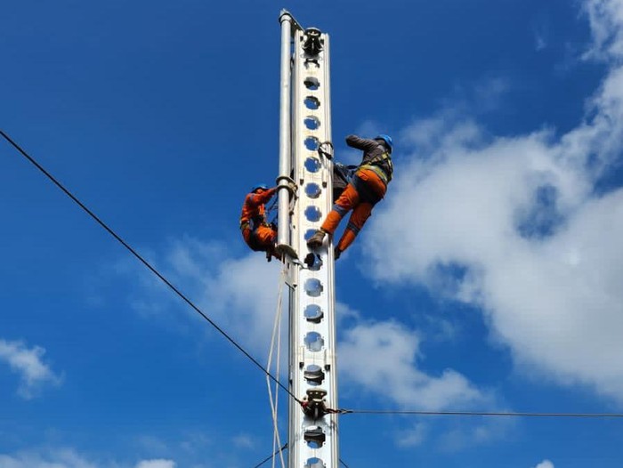 Pemasangan tower emergensi oleh PLN untuk mengatasi pemadaman bergilir di Bangka