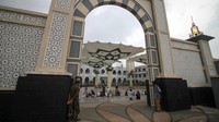 Sejumlah warga mengunjungi wisata payung Madinah di depan Masjid Agung Al-Anwar di kawasan Alun-alun Kota Pasuruan, Jawa Timur, Kamis (23/3/2023). 