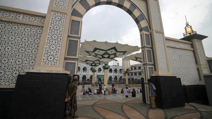 Sejumlah warga mengunjungi wisata payung Madinah di depan Masjid Agung Al-Anwar di kawasan Alun-alun Kota Pasuruan, Jawa Timur, Kamis (23/3/2023). Payung Madinah menjadi tempat favorit bagi warga untuk beraktivitas sambil ngabuburit atau menunggu waktu berbuka puasa. ANTARA FOTO/Umarul Faruq/YU