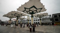 Buka-tutup payung Madinah di Alun-alun Kota Pasuruan itu memang terjadwal. Diketahui payung dibuka mulai pukul 08.00 WIB hingga pukul 15.00 WIB. Jika malam hari, payung itu sudah dalam kondisi tertutup.