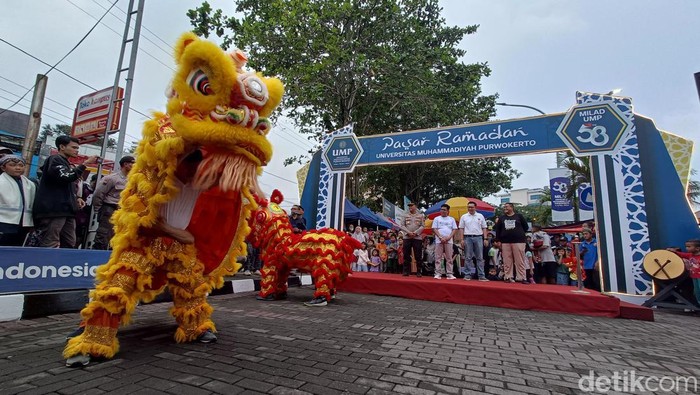 Penampilan dua barongsai di pembukaan Pasar Ramadan Universitas Muhammadiyah Purwokerto, Kamis (23/3/2023).
