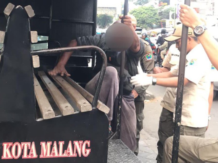 Pengamen yang menempelkan kelaminnya ke mobil jika tak diberi uang di Malang diamankan