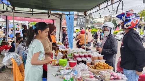 Penjual takjil di Kelurahan Kampung Solor, Kota Kupang, Nusa Tenggara Timur (NTT) , Kamis (23/3/2023).