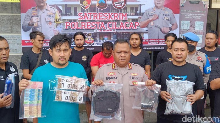 Kapolresta Cilacap, Kombes Fannky Ani Sugiharto (tengah) didampingi Kasat Reskrim menunjukkan barang bukti perampokan berikut pelakunya saat gelar perkara di Mapolresta Cilacap, Kamis (23/3/2023).