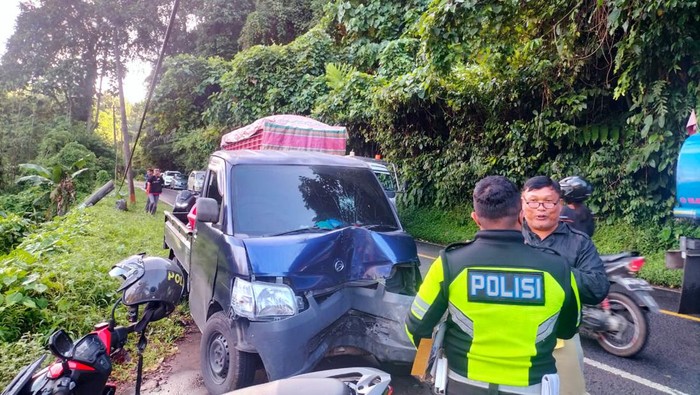 Petugas melakukan penyelidikan mobil terjun ke Jurang di Minahasa Utara, Sulawesi Utara.