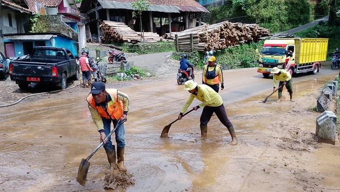 Petugas membersihkan sisa-sisa longsor di Salawu, Tasikmalaya