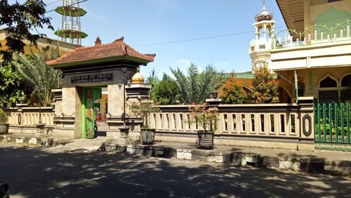 Pintu kuno Masjid Agung Jami Singaraja, Buleleng, Bali. (dok. kemendikbud)