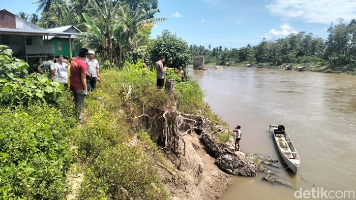 Gadis remaja bernama Ismawati (13) di Kabupaten Polewali Mandar (Polman), Sulawesi Barat (Sulbar) dilaporkan hilang tenggelam saat berenang di sungai.