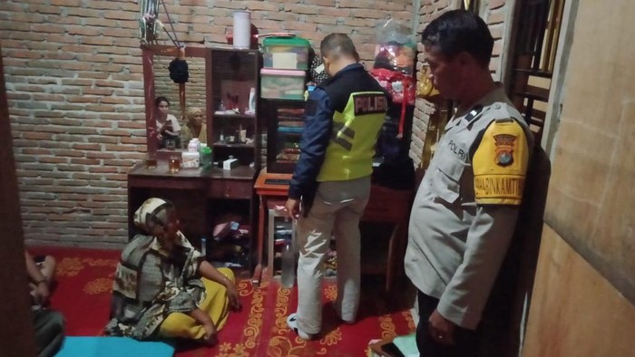 Rumah warga bernama Kurnia di Kabupaten Polewali Mandar (Polman), Sulawesi Barat (Sulbar) dibobol maling ketika pemiliknya sedang menunaikan salat tarawih di masjid.