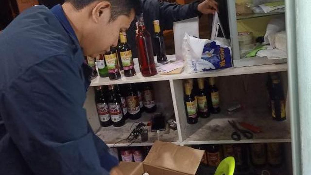 Polres Bogor Gelar Razia di Malam Pertama Ramadan, Ratusan Botol Miras Disita
