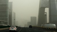 Pandangan umum bangunan diselimuti kabut asap di tengah badai pasir, di Distrik Bisnis Pusat (CBD) Beijing di Beijing, China 22 Maret 2023.