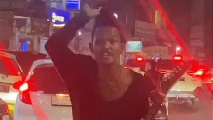 Preman bergitar saat marah-marah karena tak diberikan uang parkir (Foto: Tangkapan layar)