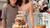 Di hari ulang tahunnya, penyanyi cantik ini mendapatkan banyak kejutan bunga, aneka cake cantik, hingga kue berisi susunan donat kecil yang disukainya. Foto: Instagram BCL