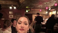 Liburan ke Osaka, Jepang, dirinya sempat kulineran di malam hari dan makan di salah satu restoran populer di sana. Foto: Instagram BCL