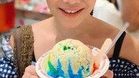 Liburan ke Amerika,  BCL pernah coba es serut di sana dengan topping sirup segar manis yang menarik untuk dicoba. Foto: Instagram BCL