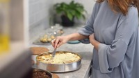 Hobi masak dan buat kue, ini kesibukan BCL ketika sedang membuat kue di dapur rumahnya. Foto: Instagram BCL